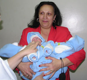 Minora care a născut tripleţi, externată după o lună 
